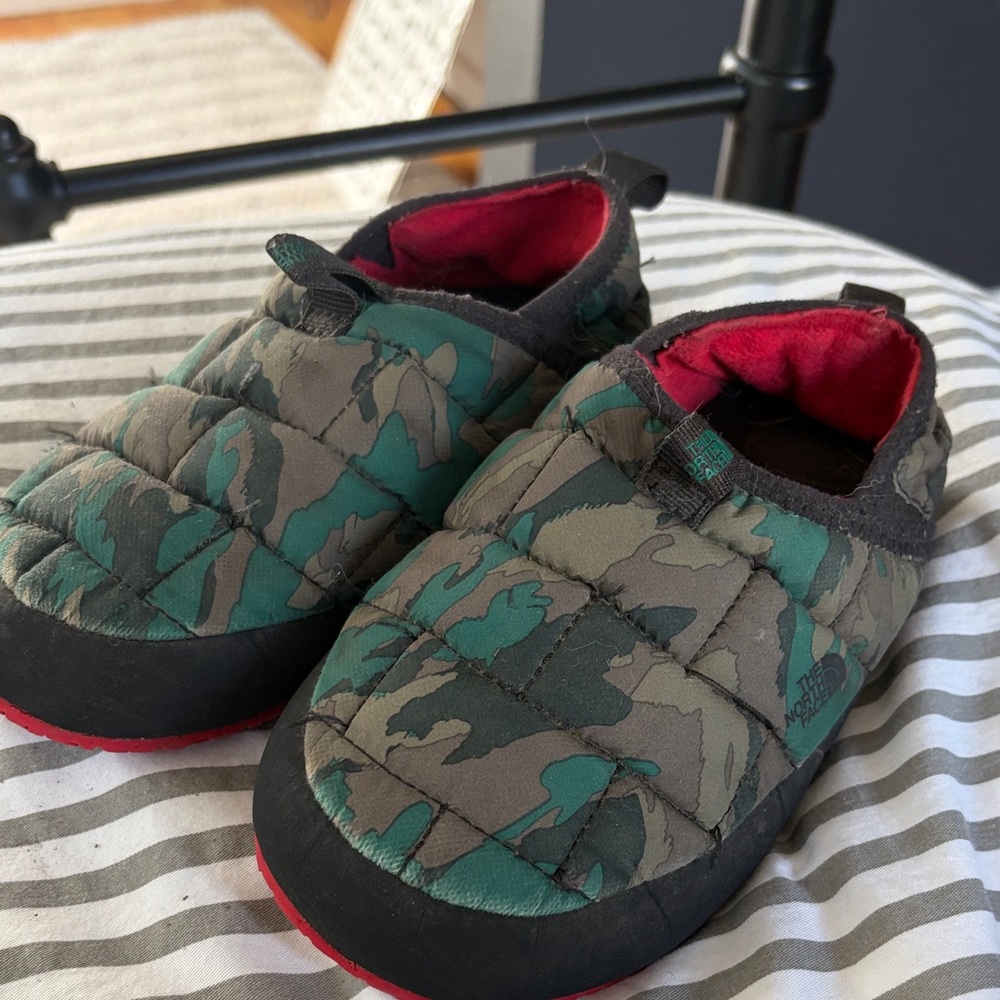 The North Face Kids Camo Slip-On Slippers in Green with Red Lining